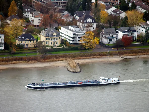 Barge auf dem Rhein in den Villen q — Stockfoto