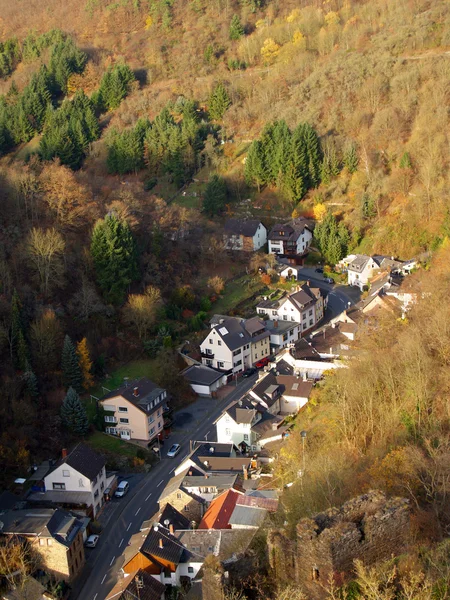 山の美しいドイツの小さな町 — ストック写真