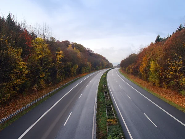 Autobahn alemão no outono — Fotografia de Stock