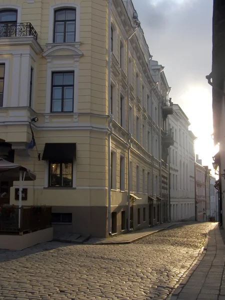 Узкая старинная улица Таллинна — стоковое фото