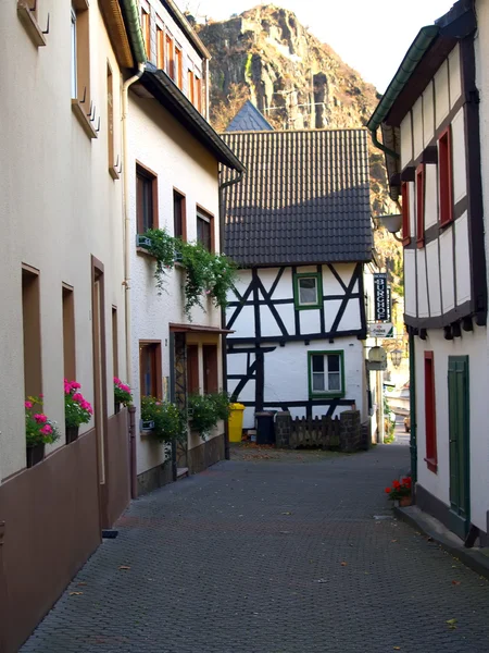 Angosta calle antigua en la pequeña ciudad Alte — Foto de Stock