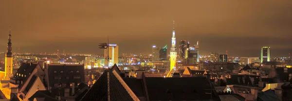 Paysage urbain nocturne de Tallinn — Photo