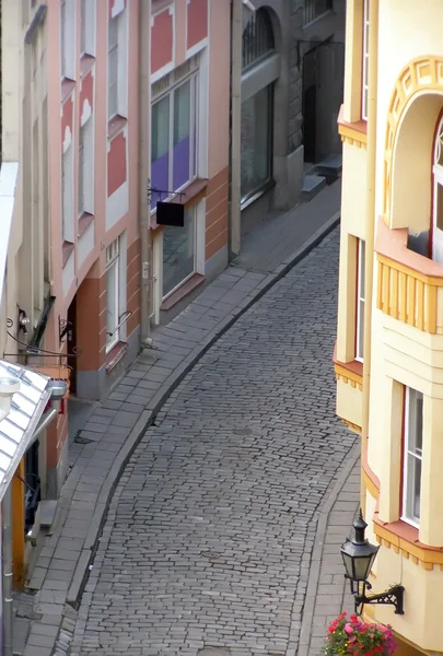 Rue ancienne étroite à Tallinn — Photo