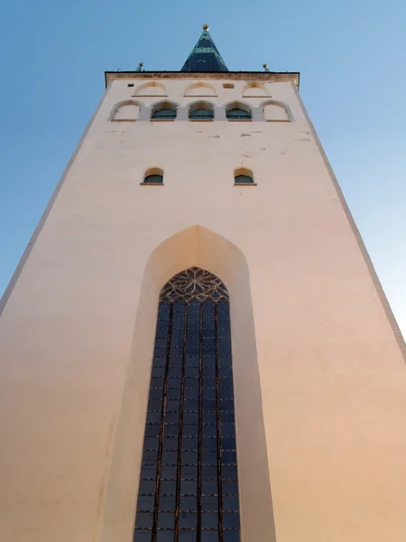 Chiesa di Oleviste nella vecchia Tallinn — Foto Stock