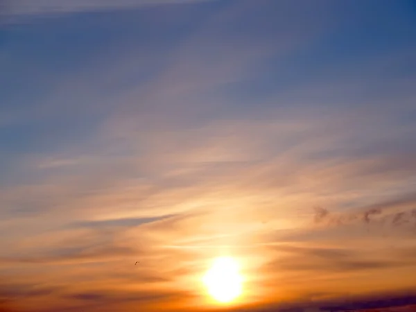 Восход солнца в небе с легкими облаками — стоковое фото