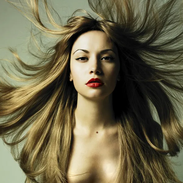 Mulher bonita com cabelo magnífico — Fotografia de Stock
