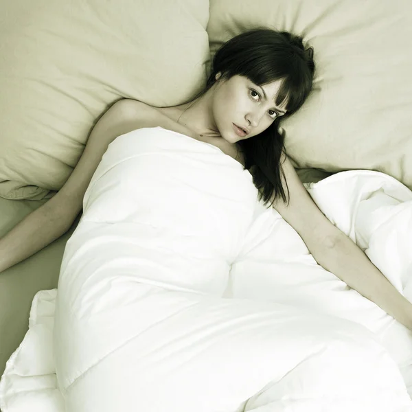 Genç güzel kadın yatakta — Stok fotoğraf