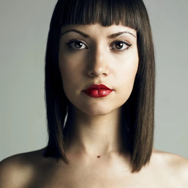 Vacker kvinna med strikta frisyr — Stockfoto