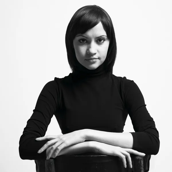 Piękna kobieta w czarnej kurtce — Zdjęcie stockowe