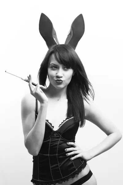 Förförisk kvinna med kaninöron — Stockfoto