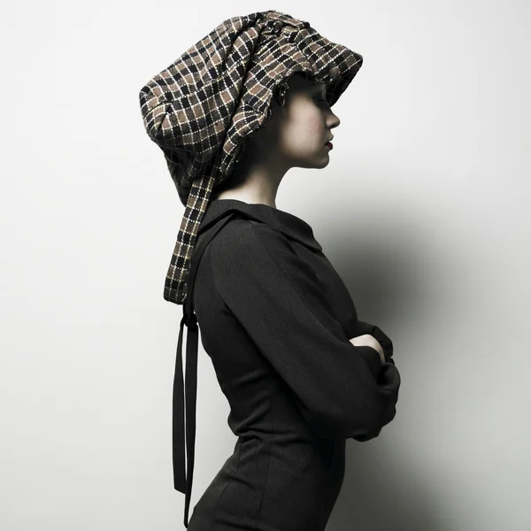 Jeune femme avec chapeau — Photo