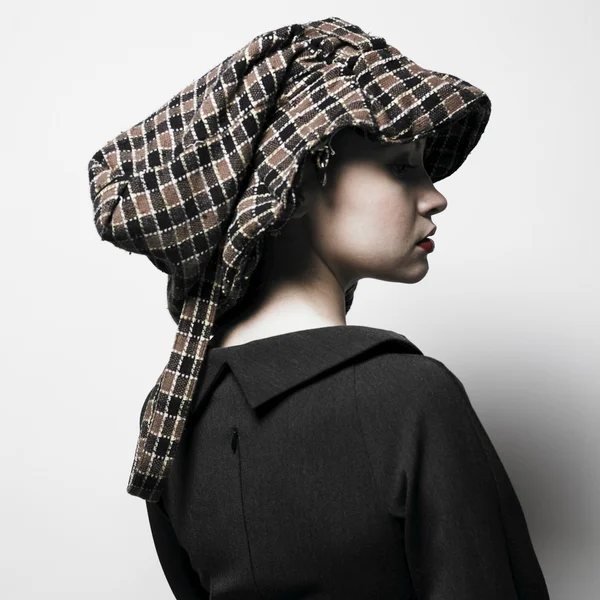 Jonge dame met hoed — Stockfoto