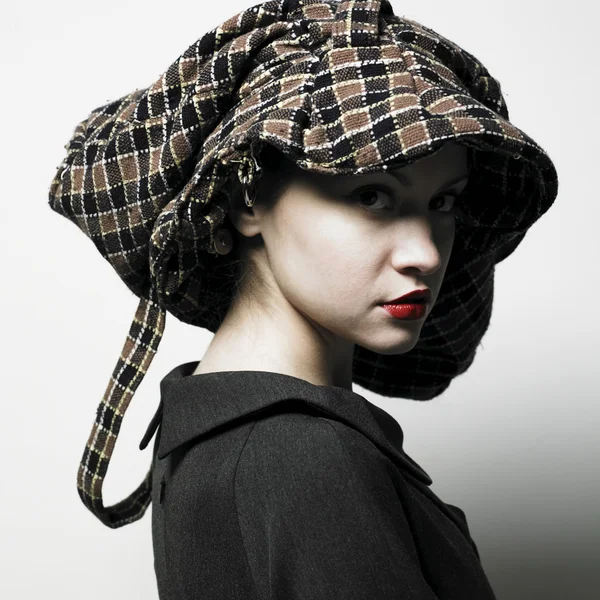 帽子を持つ若い女性 — Stock fotografie