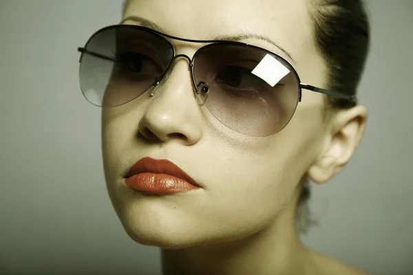Ung vacker kvinna med glasögon — Stockfoto