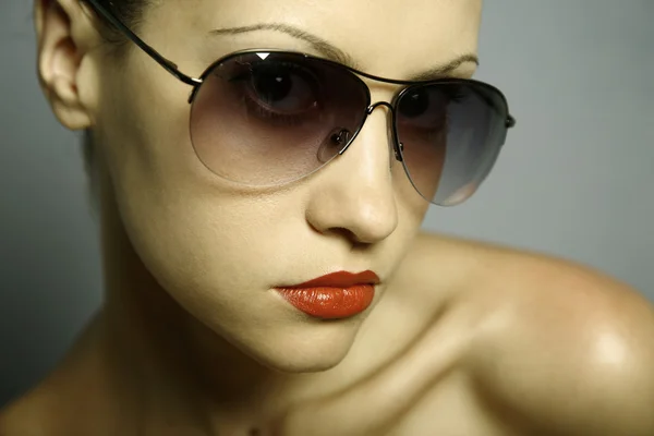 Joven bonita mujer con gafas —  Fotos de Stock