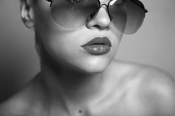 Joven bonita mujer con gafas — Foto de Stock