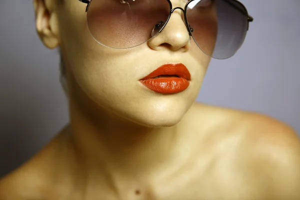 Giovane bella donna con gli occhiali — Foto Stock