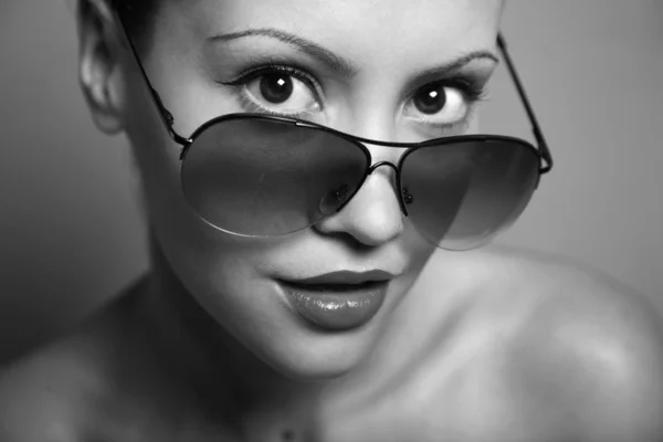 Gözlüklü genç güzel kadın — Stok fotoğraf