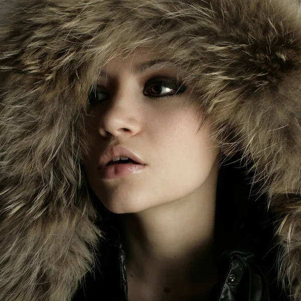 毛皮のコートを持つエレガントな少女 — ストック写真