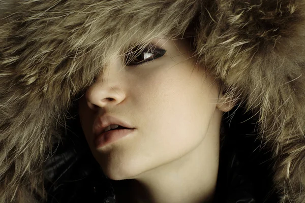 毛皮のコートを持つエレガントな少女 — ストック写真