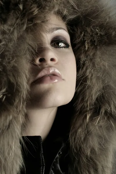 年轻的优雅女孩与毛皮大衣 — 图库照片