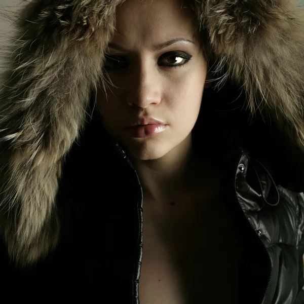 Joven chica elegante con abrigo de piel — Foto de Stock