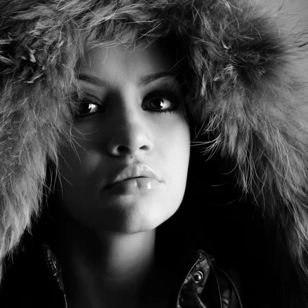 Joven chica elegante con abrigo de piel —  Fotos de Stock