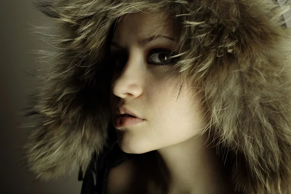 年轻的优雅女孩与毛皮大衣 — 图库照片