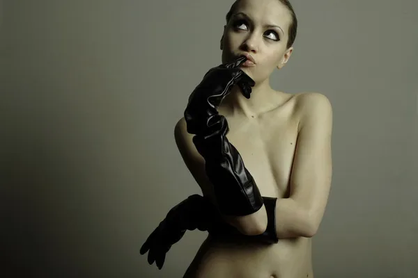 Naken flicka med handskar — Stockfoto