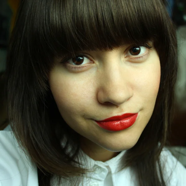 Młoda kobieta z czerwoną szminką — Zdjęcie stockowe