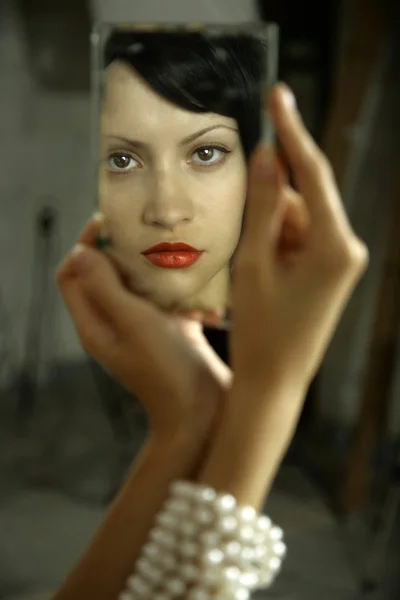 Jeune femme avec miroir — Photo