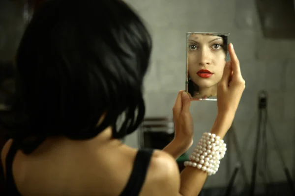 Mladá dáma se zrcadlem — Stock fotografie