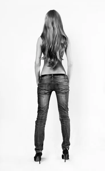 Młody zmysłowej kobiety w dżinsach — Zdjęcie stockowe