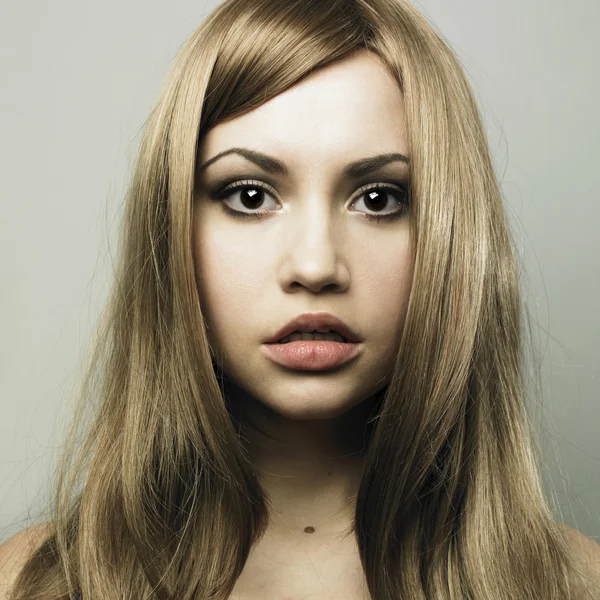 Schöne junge Frau mit blonden Haaren Stockbild