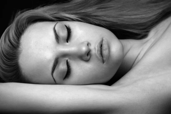 Portret van schoonheid in slaap meisje. — Stockfoto