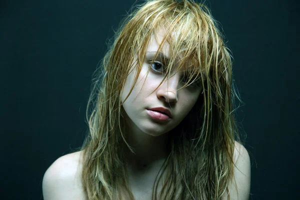 Bella ragazza con i capelli bagnati . — Foto Stock