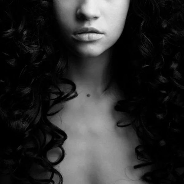 Elegantní dívka s kudrnatými vlasy — Stock fotografie