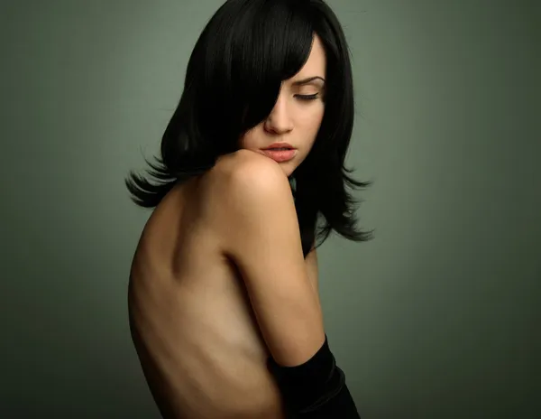 Menina elegante com cabelo preto — Fotografia de Stock