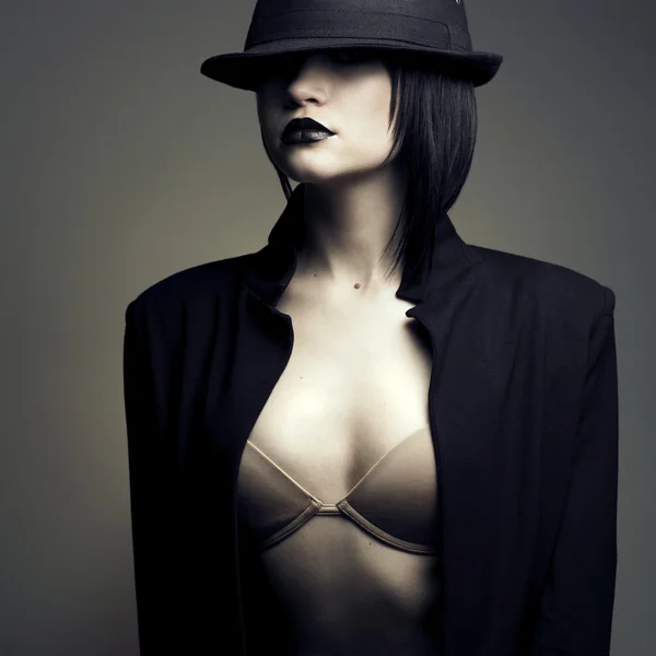 Mulher elegante bonita em chapéu — Fotografia de Stock