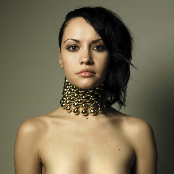 Mulher com jóias modernas — Fotografia de Stock
