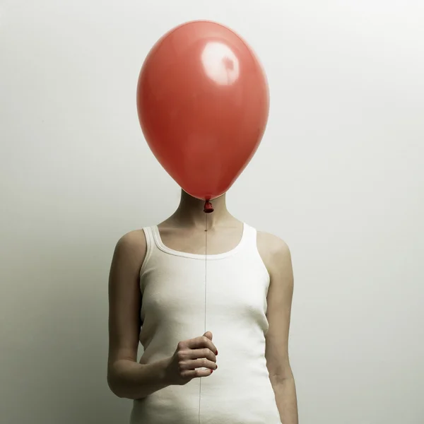 Młoda kobieta z głową - balon — Zdjęcie stockowe