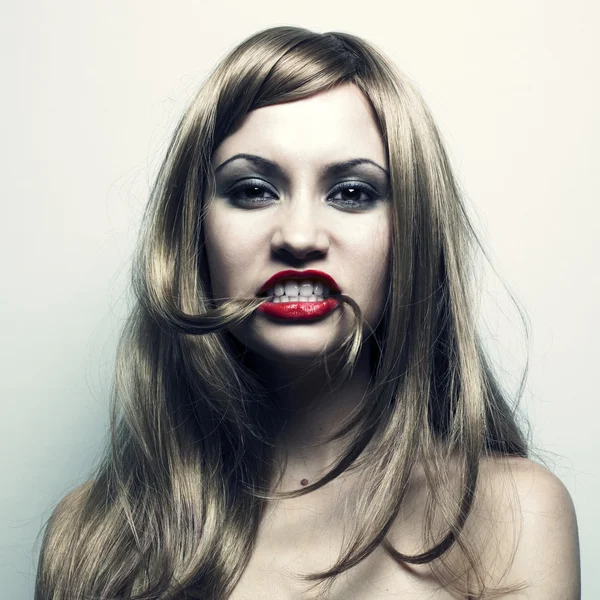 Junge Frau mit Haaren im Mund — Stockfoto