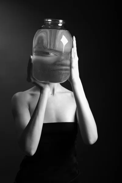 Голая женщина с вазой — стоковое фото