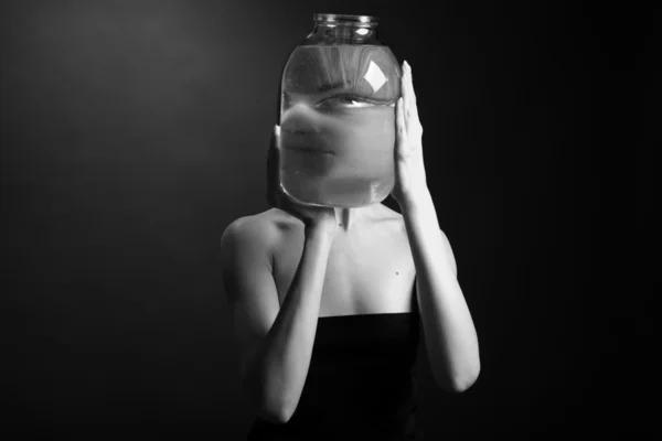 Naakte vrouw met vaas — Stockfoto