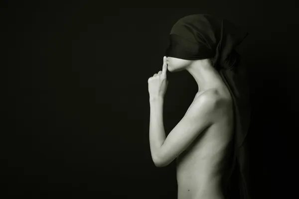 Nahá žena s černým obvaz — Stock fotografie