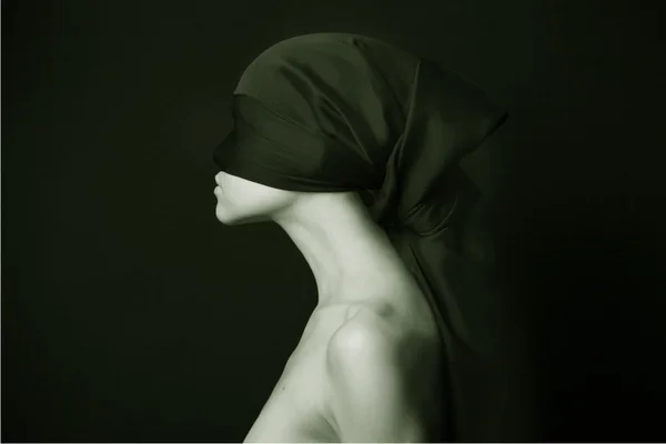 黒包帯とヌードの女性 — ストック写真