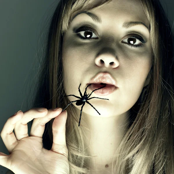 蜘蛛在嘴里的年轻女人 — 图库照片