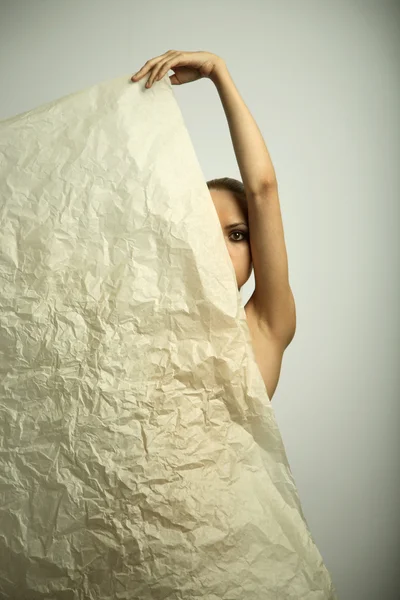 Κομψό κορίτσι με φύλλο χαρτιού — Φωτογραφία Αρχείου