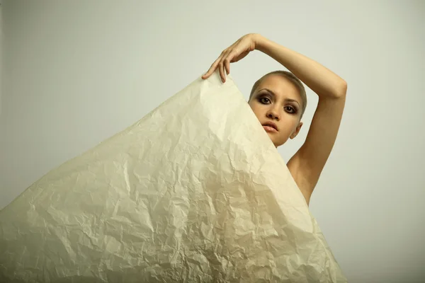 Elegante dziewczyna z arkusza papieru — Zdjęcie stockowe
