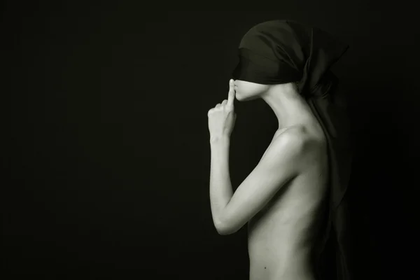 Donna nuda con benda nera Foto Stock